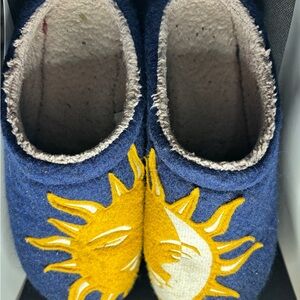 L.L. Bean Shoes Womens Size 7 Sun and Moon Blue Slippers